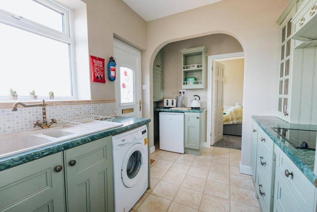 Beachfront Apartment - Ground Floor Apartment With Sea Views, Next To The Beach, Bridlington, North Yorkshire Bessingby 외부 사진