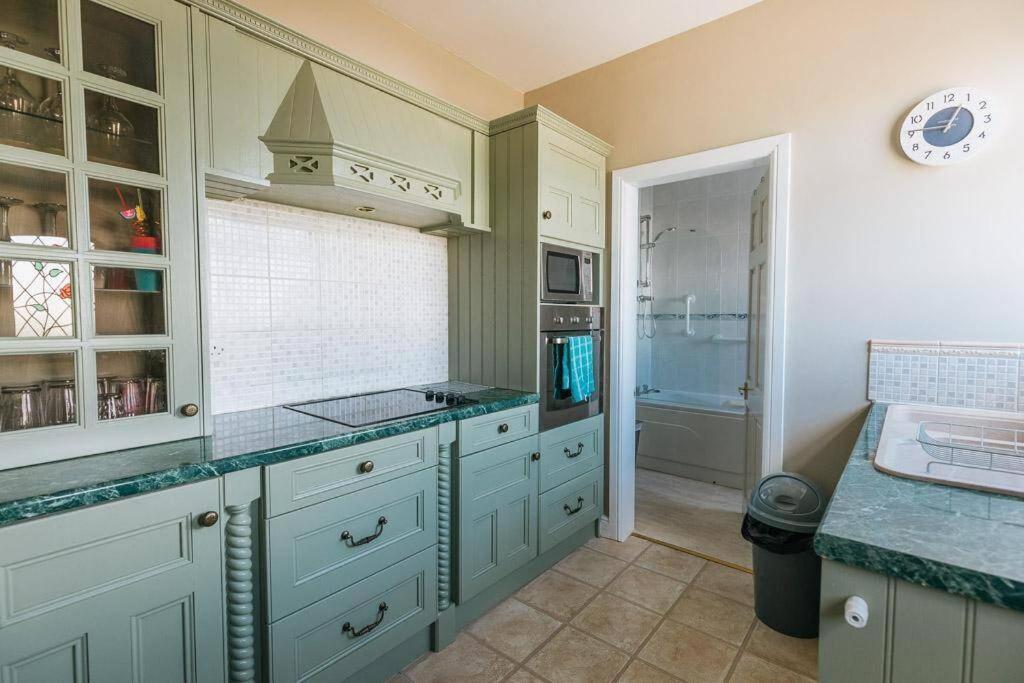 Beachfront Apartment - Ground Floor Apartment With Sea Views, Next To The Beach, Bridlington, North Yorkshire Bessingby 외부 사진