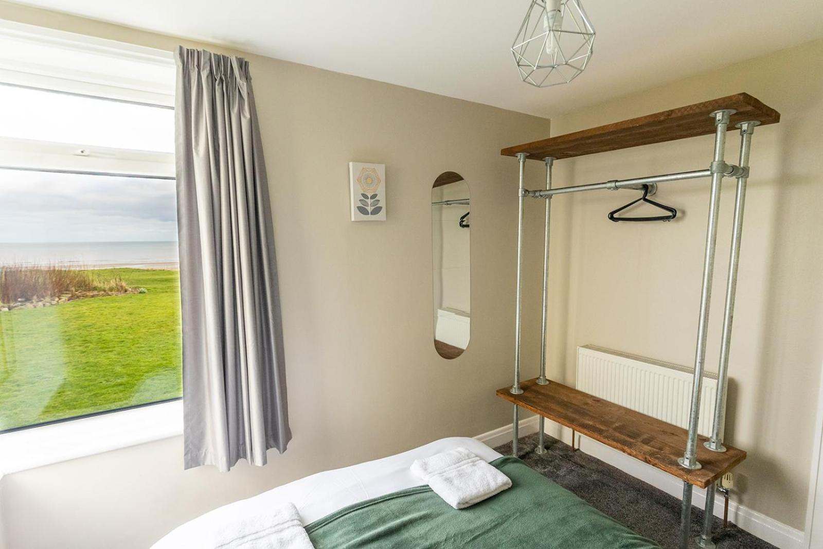 Beachfront Apartment - Ground Floor Apartment With Sea Views, Next To The Beach, Bridlington, North Yorkshire Bessingby 외부 사진