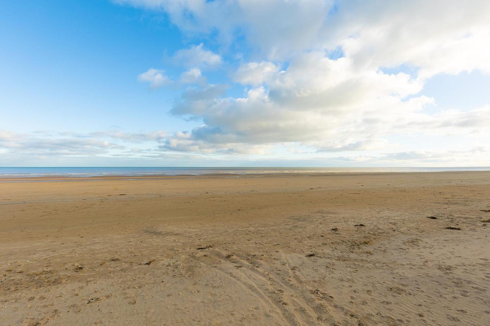 Beachfront Apartment - Ground Floor Apartment With Sea Views, Next To The Beach, Bridlington, North Yorkshire Bessingby 외부 사진